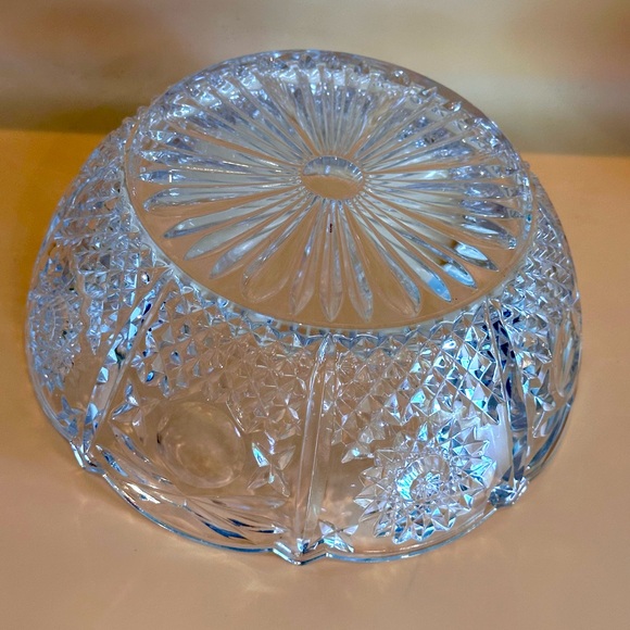 Vintage Large Crystal Clear Glass Bowl With Ornament 8.5” x 3.4” - Picture 3 of 3